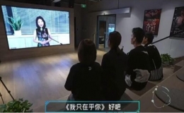 鄧麗君“復(fù)活”現(xiàn)身大熒幕，熒幕前坐著幾位年輕觀眾