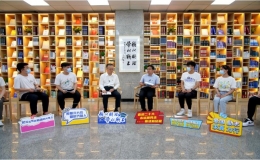 北理工校長(zhǎng)龍騰院士與畢業(yè)生代表“書(shū)房敘話(huà)”