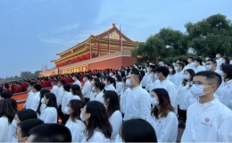 時代新輝里，此心向紅旗